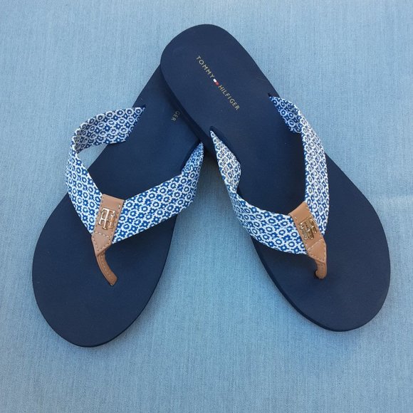 tommy hilfiger flip flops white